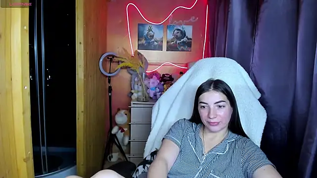 Fiery Brunette  online show from 28, 11, 2025