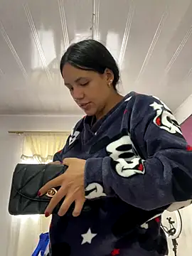 Snapshot of hannahb-e chatting on 1, 12, 2025 hannahb-e online show from 1, 12, 2025