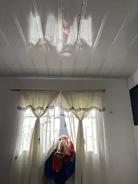 Snapshot of hannahb-e chatting on 17, 12, 2025 hannahb-e online show from 17, 12, 2025