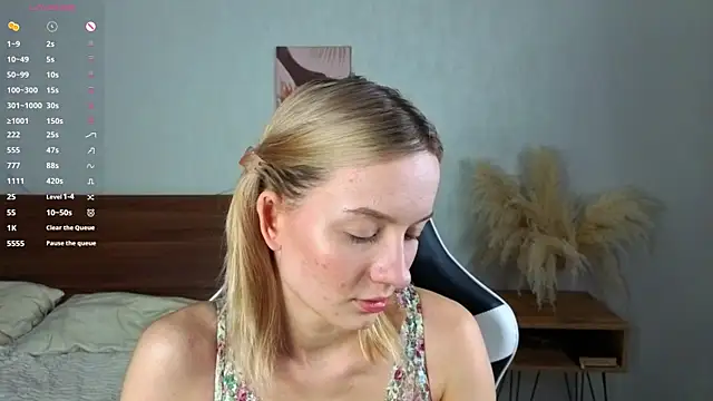 IdaValenti online show from 10, 10, 2025