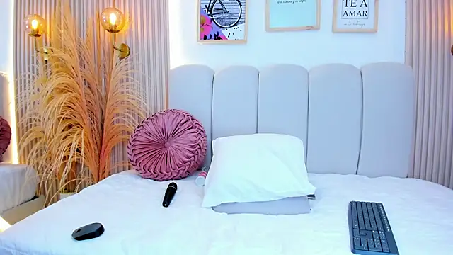 carolriveraa  online show from 4, 10, 2025