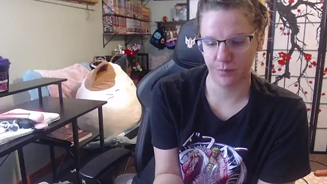 Sarahtineke online show from 4, 3, 2026