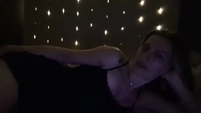 Snapshot of SweetMonicaUK chatting on 4, 8, 2026 SweetMonicaUK online show from 4, 8, 2026