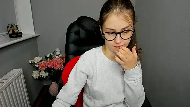 Snapshot of AfinaCutie chatting on 5, 12, 2024 AfinaCutie online show from 5, 12, 2024