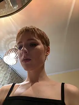 Crayzy Luv online show from 7, 3, 2025