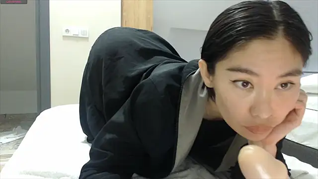 Snapshot of Kunimitsuu_ chatting on 8, 12, 2024 Kunimitsuu online show from 8, 12, 2024