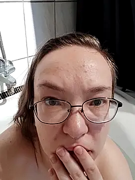 Isabella Geney online show from 19, 11, 2025