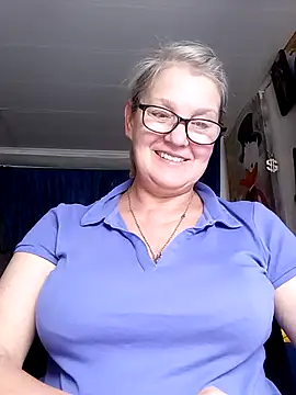 Snapshot of irinamaux chatting on 8, 7, 2026 irinamaux online show from 8, 7, 2026