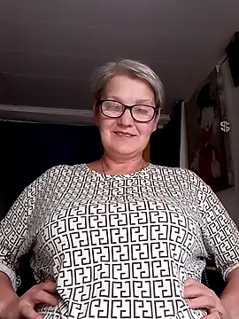 Snapshot of irinamaux chatting on 8, 7, 2026 irinamaux online show from 8, 7, 2026
