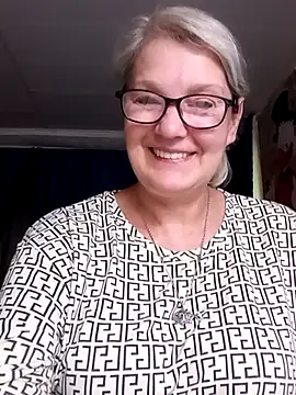 Snapshot of irinamaux chatting on 9, 7, 2026 irinamaux online show from 9, 7, 2026