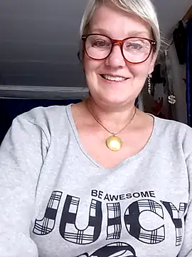 Snapshot of irinamaux chatting on 5, 8, 2026 irinamaux online show from 5, 8, 2026