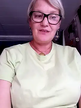 Snapshot of irinamaux chatting on 5, 8, 2026 irinamaux online show from 5, 8, 2026