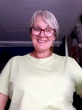 Snapshot of irinamaux chatting on 6, 8, 2026 irinamaux online show from 6, 8, 2026