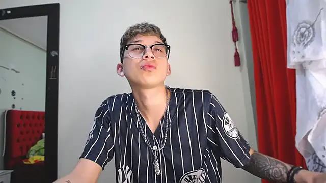 Snapshot of _Thomas_hot_ chatting on 17, 12, 2024  Thomas hot  online show from 17, 12, 2024