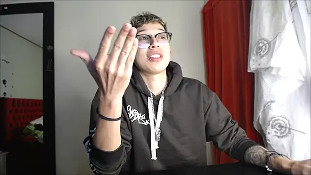 Snapshot of _Thomas_hot_ chatting on 23, 12, 2024  Thomas hot  online show from 23, 12, 2024