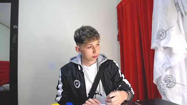 Snapshot of _Thomas_hot_ chatting on 1, 1, 2025  Thomas hot  online show from 1, 1, 2025