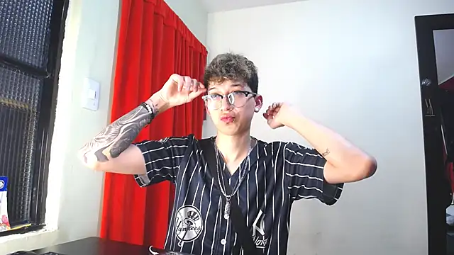 Snapshot of _Thomas_hot_ chatting on 4, 2, 2025  Thomas hot  online show from 4, 2, 2025