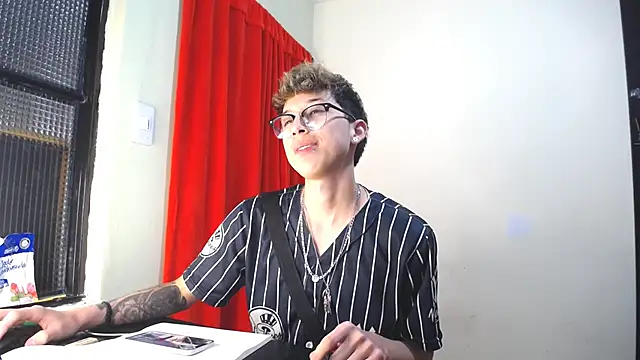 Snapshot of _Thomas_hot_ chatting on 4, 2, 2025  Thomas hot  online show from 4, 2, 2025