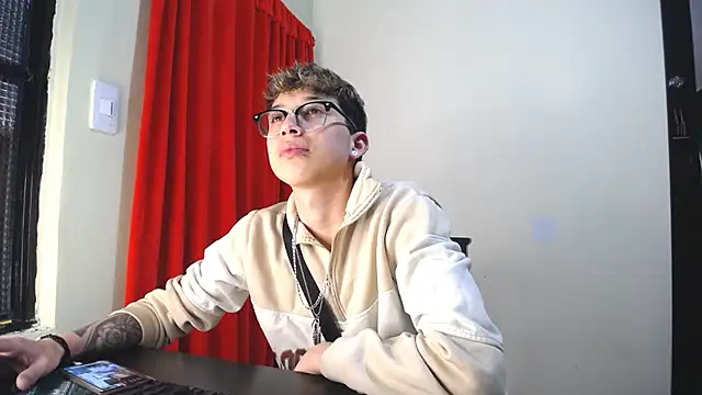 Snapshot of _Thomas_hot_ chatting on 5, 2, 2025  Thomas hot  online show from 5, 2, 2025