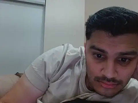 Snapshot of robintoit chatting on 17, 4, 2026 robintoit online show from 17, 4, 2026