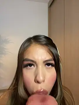 Snapshot of _laura_02 chatting on 1, 3, 2025 laura 02 online show from 1, 3, 2025