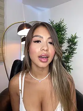 Snapshot of _laura_02 chatting on 5, 3, 2025 laura 02 online show from 5, 3, 2025