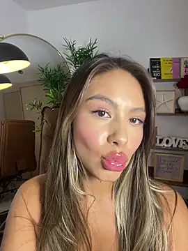 Snapshot of _laura_02 chatting on 16, 3, 2025 laura 02 online show from 16, 3, 2025