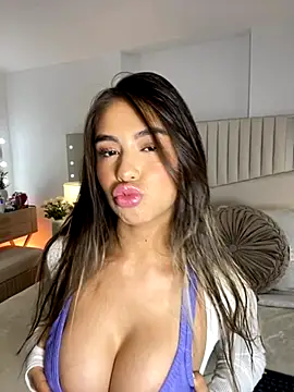 Snapshot of _laura_02 chatting on 28, 11, 2025 laura 02 online show from 28, 11, 2025