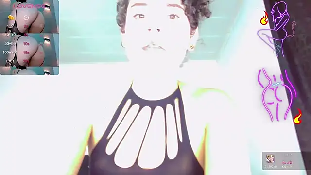 Snapshot of DoveCameron_ chatting on 28, 7, 2026 DoveCameron online show from 28, 7, 2026
