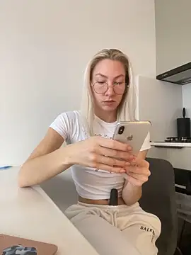 LuisaBecker online show from 12, 12, 2024