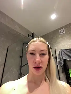 LuisaBecker online show from 1, 1, 2025