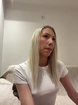 LuisaBecker online show from 8, 2, 2025