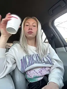 LuisaBecker online show from 12, 2, 2025