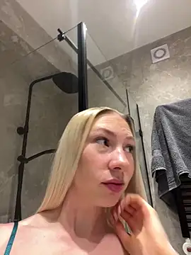 LuisaBecker online show from 6, 3, 2025