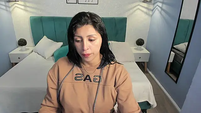 tiffani  love online show from 22, 2, 2025