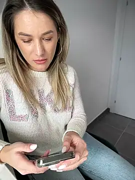 HotXMom online show from 6, 1, 2025