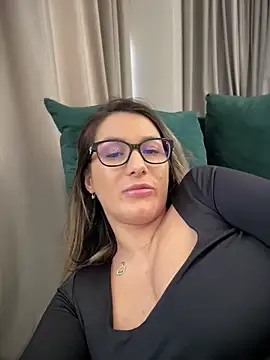 HotXMom online show from 18, 2, 2025