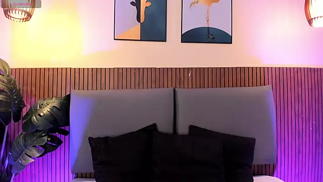 NicolleeEvanss online show from 8, 5, 2026