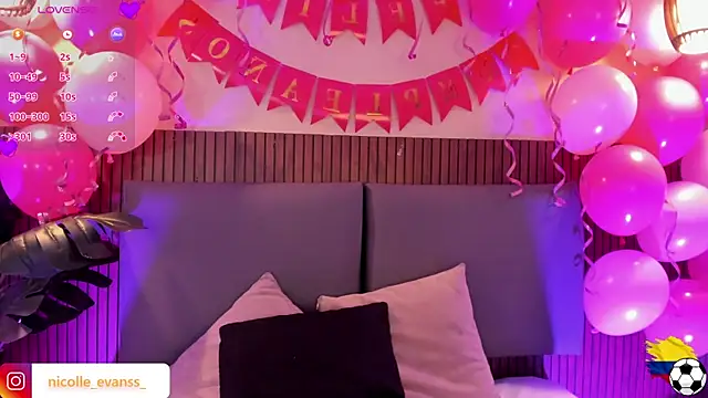NicolleeEvanss online show from 26, 6, 2026