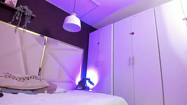 April bowie online show from 28, 10, 2025