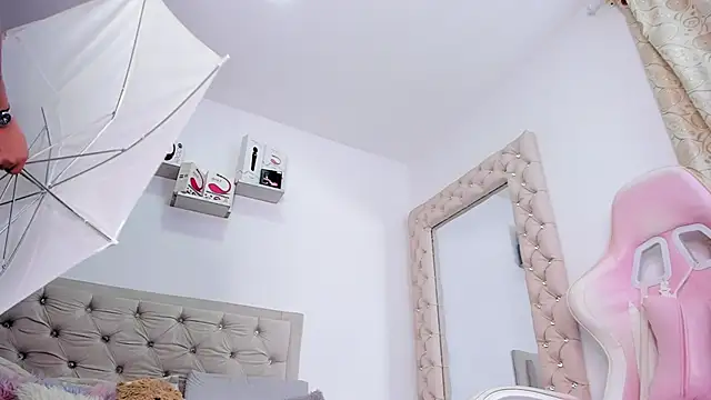 lorennahernandez01 online show from 8, 2, 2025