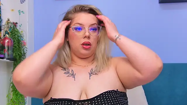 Snapshot of moon_cake chatting on 6, 10, 2025 moon cake online show from 6, 10, 2025