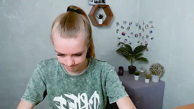 AliceFlirtt  online show from 18, 9, 2025