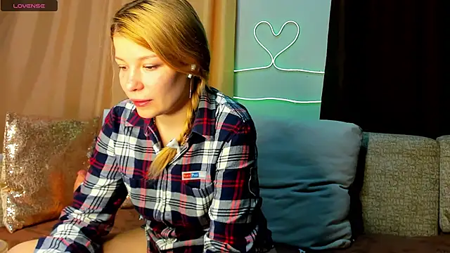 Leila purr18 online show from 15, 3, 2025