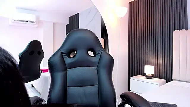 Madiee Rhea online show from 3, 2, 2026