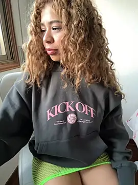 Snapshot of LEONCITA_ chatting on 12, 12, 2024 LEONCITA online show from 12, 12, 2024