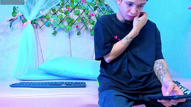 kendalltaylorr online show from 12, 1, 2025