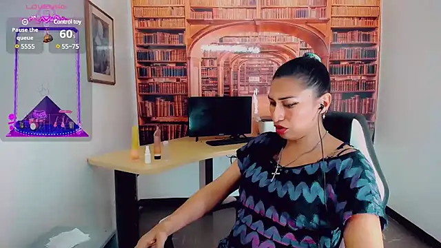 Snapshot of khiara_moretti chatting on 17, 12, 2024 khiara moretti online show from 17, 12, 2024