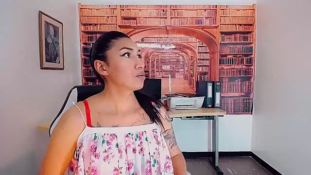 Snapshot of khiara_moretti chatting on 5, 2, 2025 khiara moretti online show from 5, 2, 2025