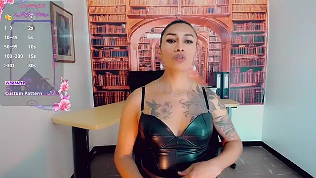 Snapshot of khiara_moretti chatting on 11, 3, 2025 khiara moretti online show from 11, 3, 2025